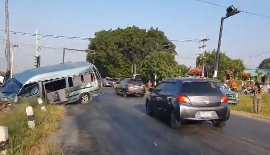 หวิดดับยกคัน! กระบะผู้รับเหมา ชนประสานงารถตู้สี่แยกวัดใจ เจ็บ 8 ราย (คลิป)