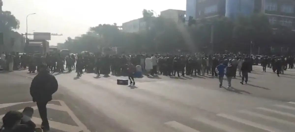 คนงานผลิตชุดตรวจโควิดในจีนประท้วง หลังถูกเลิกจ้าง