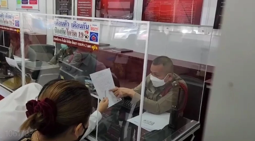 โร่แจ้งความ! กลุ่มชายฉกรรจ์ ขว้างปาขวด ก้อนหินใส่บ้านกลางดึก ทวงรถคืน