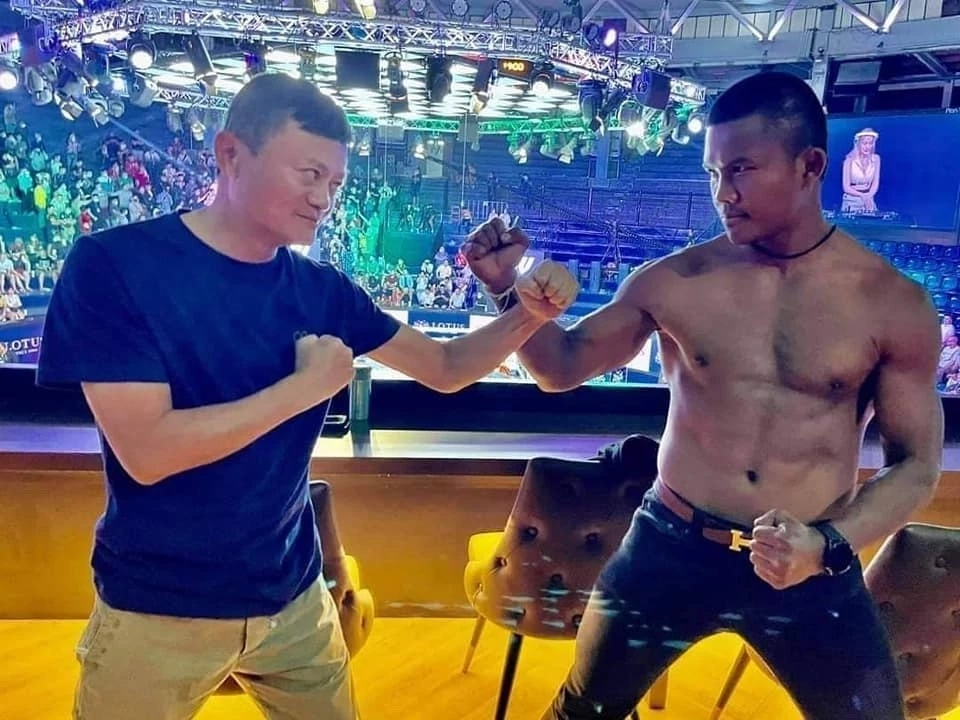 ฮือฮา 'แจ็ค หม่า’ มหาเศรษฐีจีนเที่ยวไทย แวะดูมวย กินอาหารร้านเจ๊ไฝ