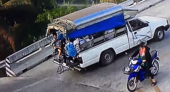 โชเฟอร์รถบรรทุกหัวร้อน จี้ท้าย-ปาดหน้า รถรับส่งนักเรียน ลากคนขับลงมาต่อย