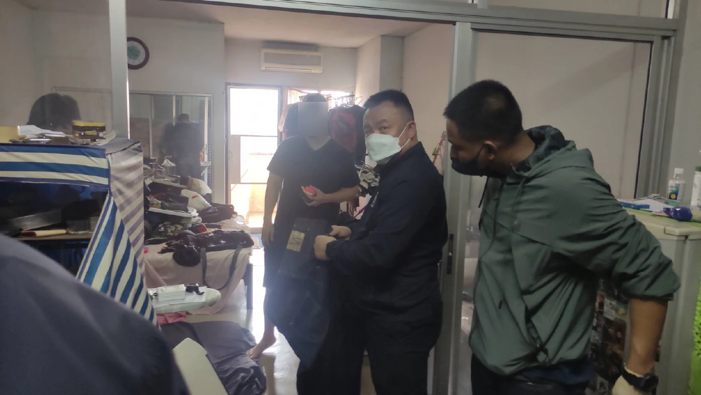 ตำรวจตรวจค้นห้องโจรฟิตเนส พบหลักฐานทรัพย์สินและชุดที่ใส่ในวันฉกทรัพย์