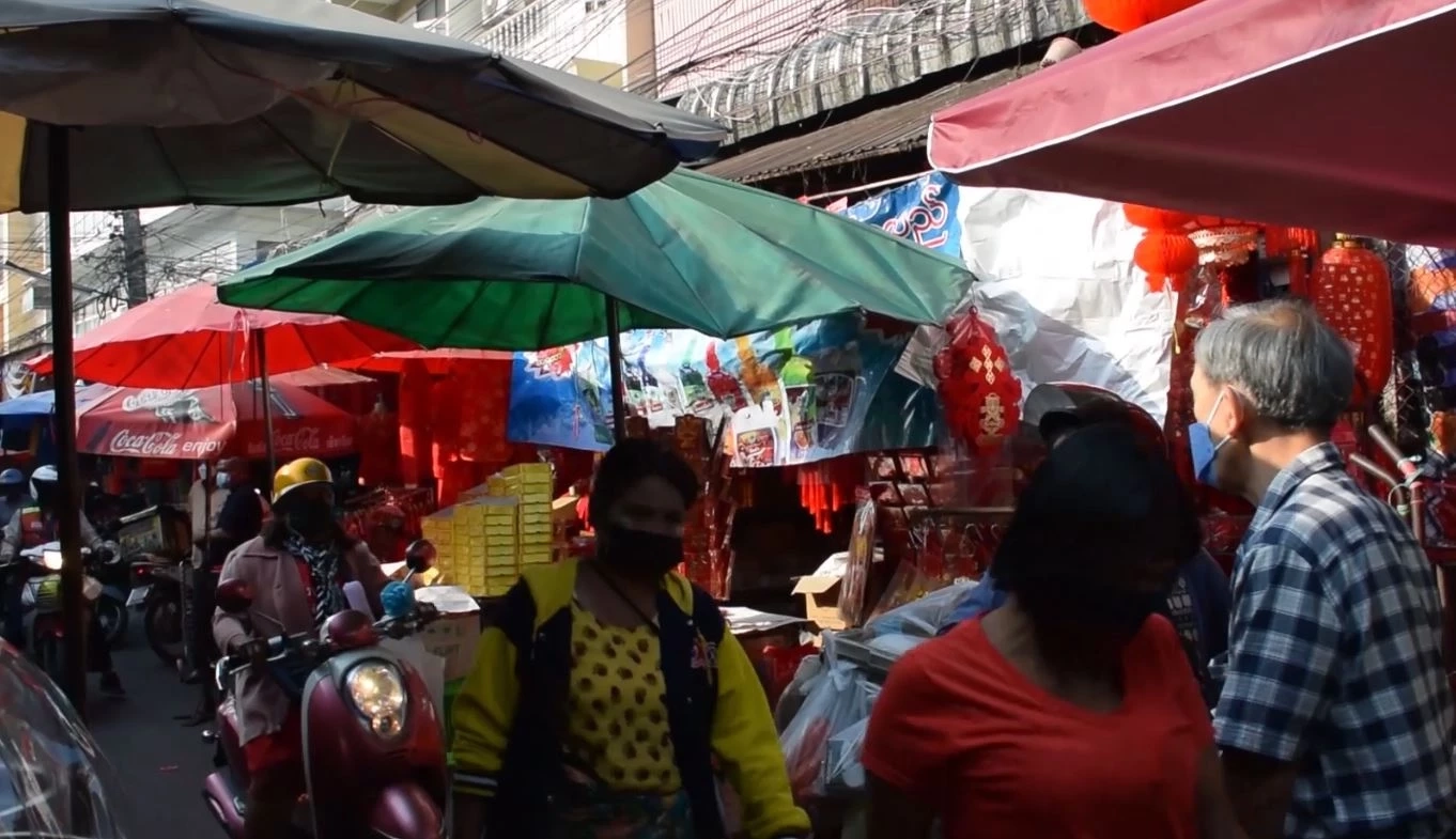 แม่สอดคึกคัก! ชาวไทย-เมียนมาเชื้อสายจีน แห่ซื้อของเซ่นไหว้ตรุษจีน