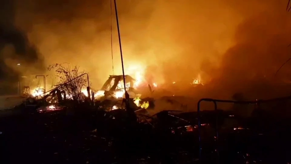 ไฟไหม้ร้านขายของเก่า คาดไฟฟ้าลัดวงจร