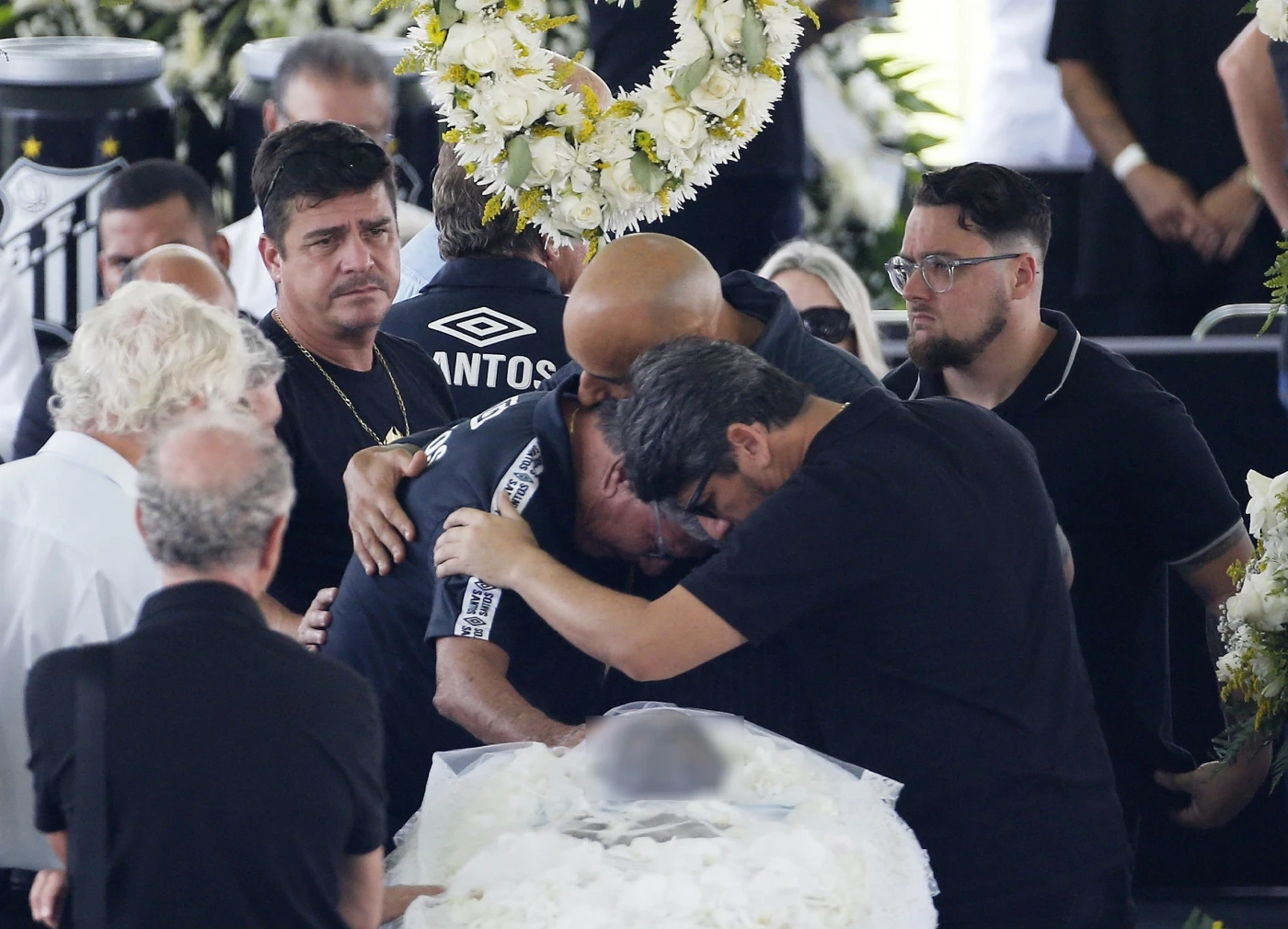 ประมวลภาพแฟนบอลนับหมื่นแห่ร่วมพิธีศพ "เปเล่" 