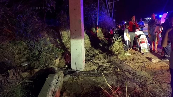 ตร.ไล่ล่าเด็กแว้นพัทยา ตามเบียดรถวิศวกรออสเตรเลีย เสียหลักชนเสาไฟฟ้าดับ