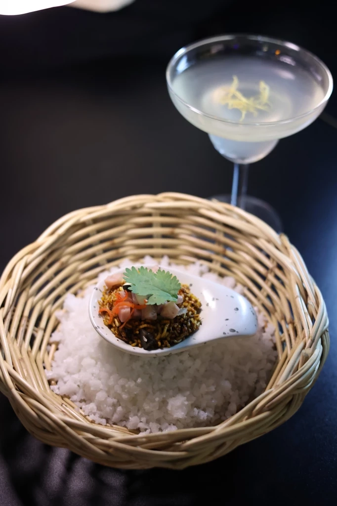 "หมี่กรอบหม่าล่าทาทาร์แหนม" จับคู่กับคอกเทล Young at Heart