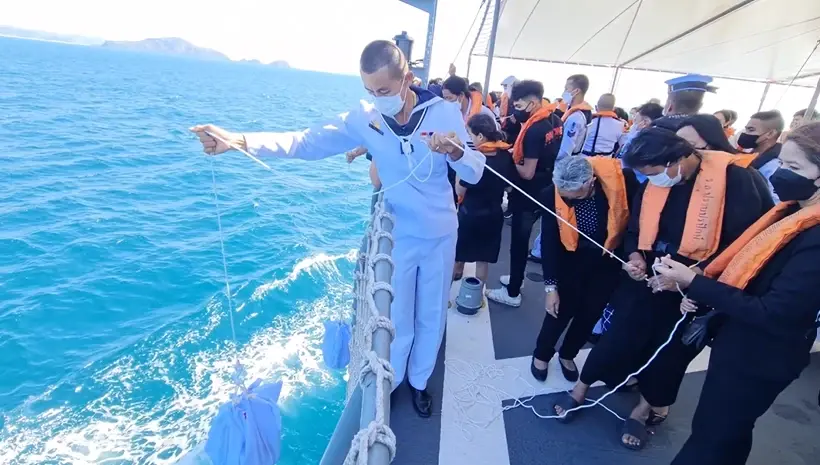 "เรือหลวงปัตตานี" นำอัฐิ 4 วีรชน "เรือหลวงสุโขทัย" ลอยอังคารอ่าวสัตหีบ