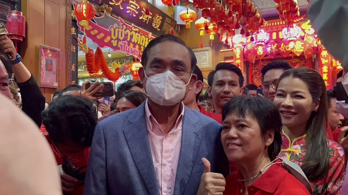 “บิ๊กตู่” นำทีม รทสช. ลงเยาวราช แฟนคลับล้นหลา เจอถาม "ลุงตู่" เมื่อไหร่จะออก  