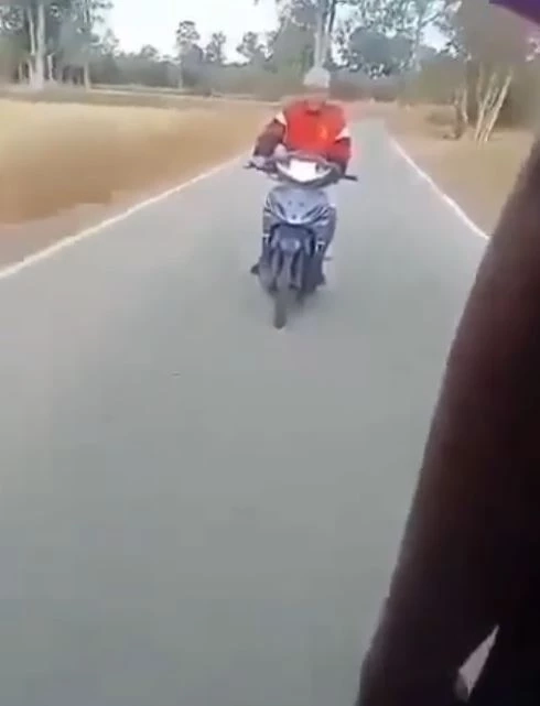 ภาพขณะคนร้ายขี่ จยย. ตามหลังรถรับส่งนักเรียน