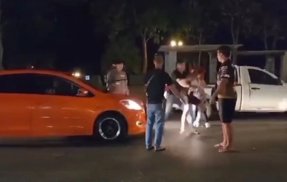 เมียหลวงเดือด! กระโดดเกาะรถผัว หลังเจอภาพบาดตา แอบซุกกิ๊กเที่ยว ตจว. (คลิป)