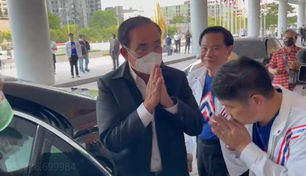 ไม่ใช้รถหลวง! “บิ๊กตู่” นั่งรถส่วนตัว ไม่มีรถนำขบวน เปิดตัวร่วมงาน รทสช.