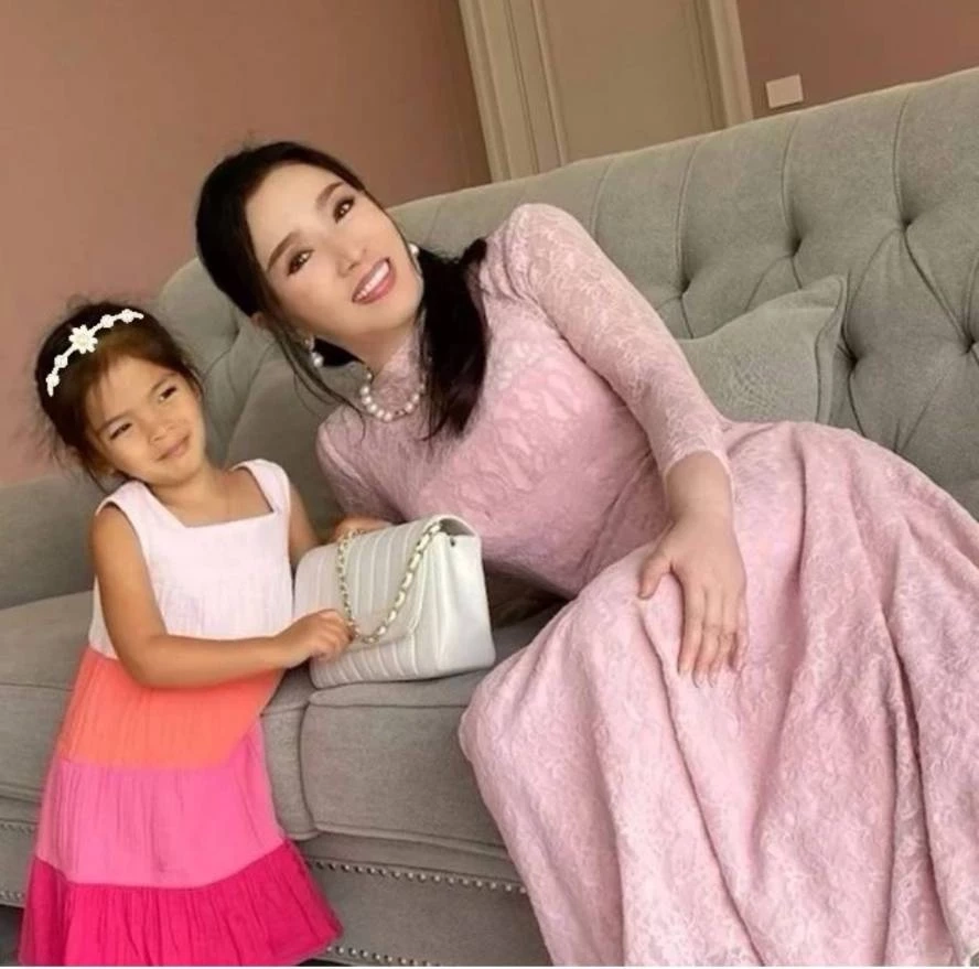 อาภัสรา หงสกุล