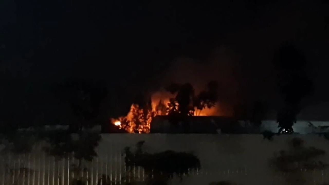 เพลิงไหม้บ่อขยะแพรกษาใหม่ควันฟุ้ง ตั้งศูนย์พักคอยรับชาวบ้านใกล้บ่อขยะ