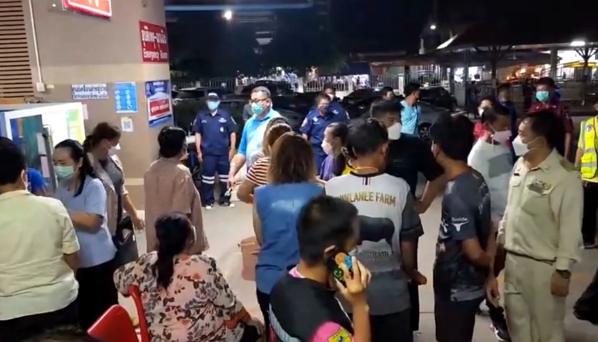 รถตู้รับส่งนักเรียนชนประสานงา 3 คันรวด บาดเจ็บ 18 ราย