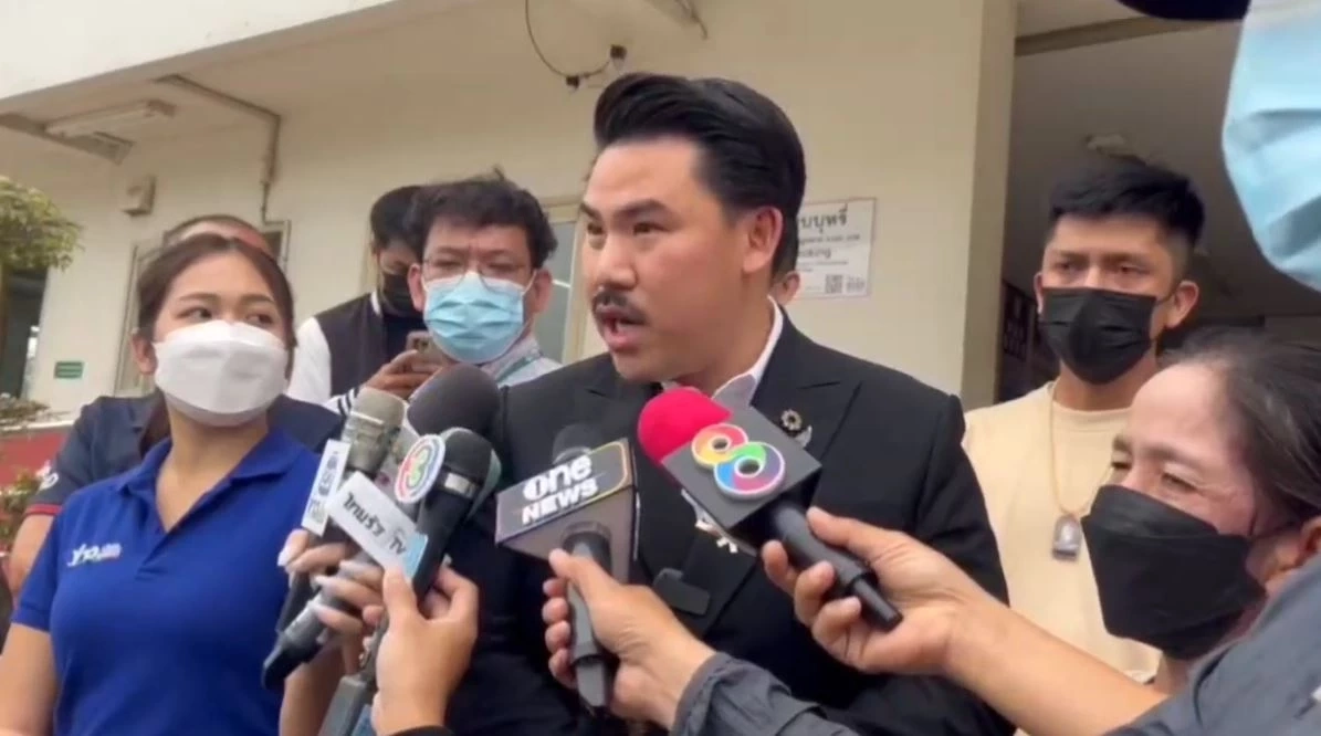 "กัน จอมพลัง" พาแม่เด็ก 14 ปี ขึ้นโรงพัก เร่งรัดคดีลูกชายถูกอริแทงในโรงเรียน