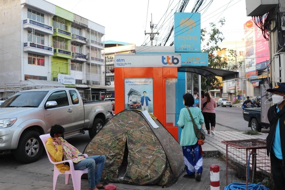 ผู้ค้าสลากฯ จ้างญาติกางเต็นท์นอนเฝ้าตู้ ATM รอกดซื้อหวยคิวแรก