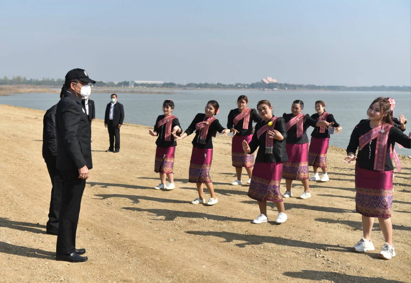 "บิ๊กตู่" ลุยตรวจราชการนครสวรรค์ ขอโทษชาวบ้านถึงช้า เหตุเครื่องบินขัดข้อง