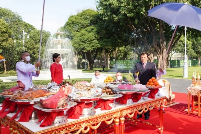 ในหลวง-พระราชินี ทรงประกอบพิธีสังเวยพระป้าย เทศกาลตรุษจีน 2566