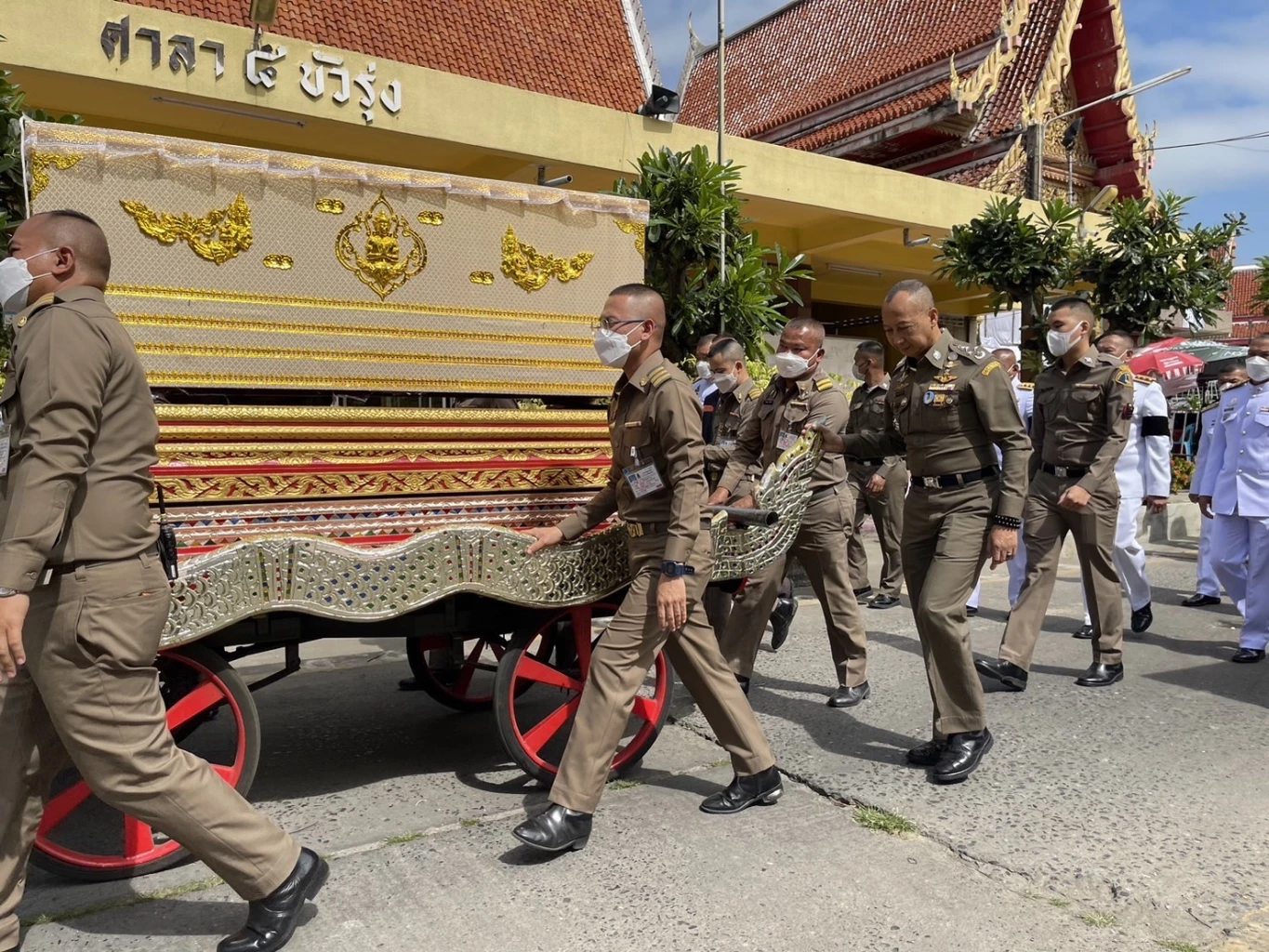 สุดซึ้ง "รองต่อศักดิ์" เดินนำหน้าผู้ใต้บังคับบัญชา เผาร่างตำรวจคนสนิท