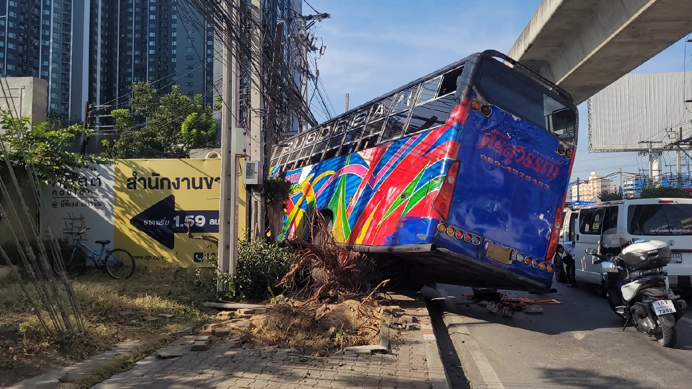 คนขับรถบัสวูบ เสียหลักปีนฟุตปาธ ชน รปภ. คอนโด กระเด็นเข้าใต้ท้องรถ
