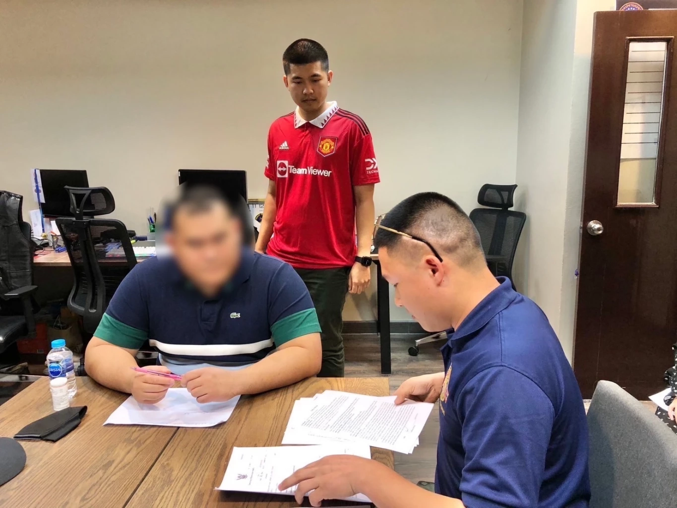 ตร.รวบ "พันตรีเก๊" หนีประกันศาล ตุ๋นลงทุนชอร์ตหุ้น เสียหายกว่า 50 ล้าน