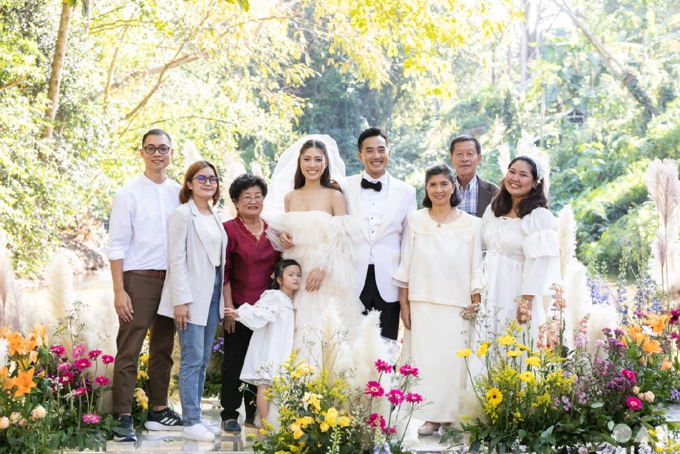 คนบันเทิงร่วมยินดี “แม็กกี้” ฉลองแต่งงานภรรยาสาว “แจมมี่” สุดอบอุ่น