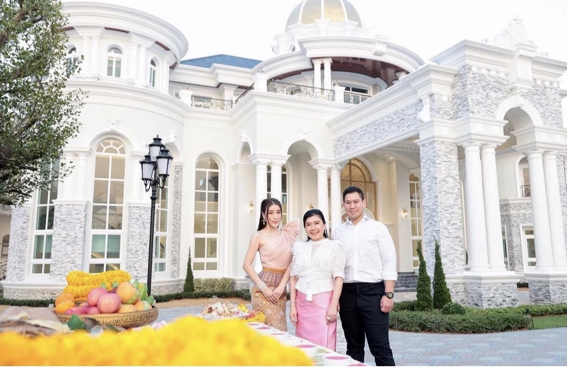 เจาะลึกบ้านใหม่ของแม่สามี “เอิร์น ณัชชา” ใหญ่โตระดับคฤหาสน์ (มีคลิป)