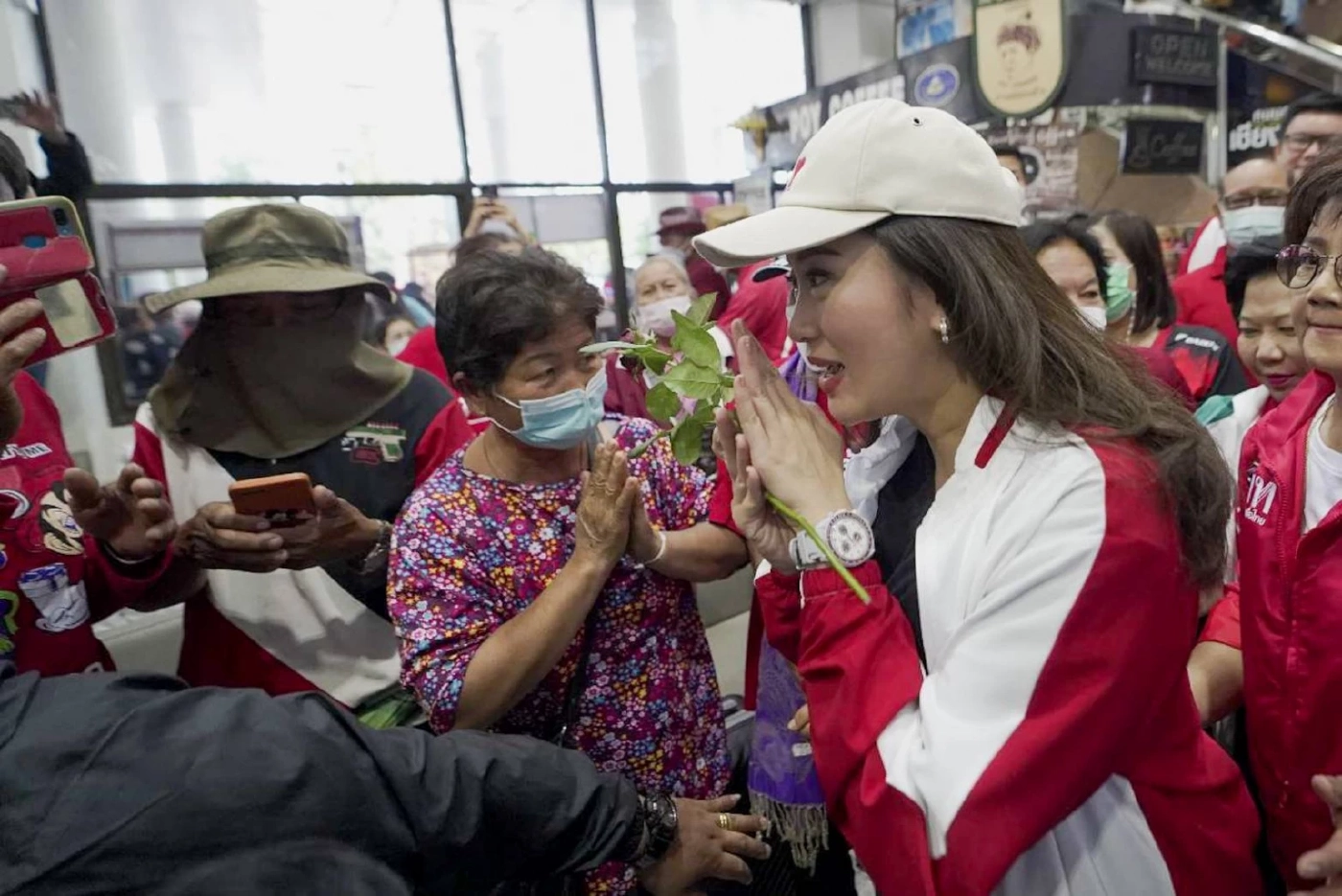 มวลชนแห่ต้อนรับ “แพทองธาร” แน่นสนามบิน จ.เลย เตรียมลุยปราศรัยใหญ่วันนี้