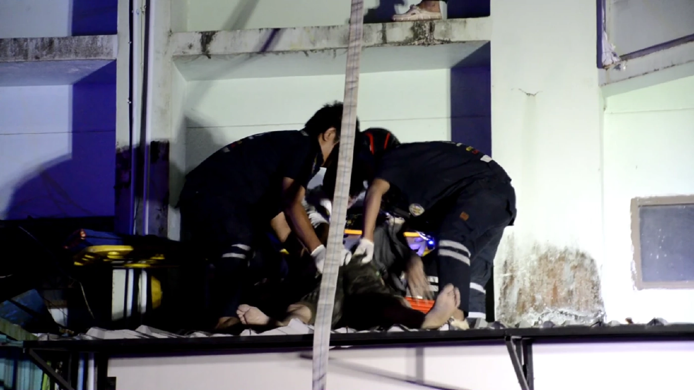 เจ้าหน้าที่กู้ภัยเร่งช่วยเหลือ หนุ่มพลัดตกตึก