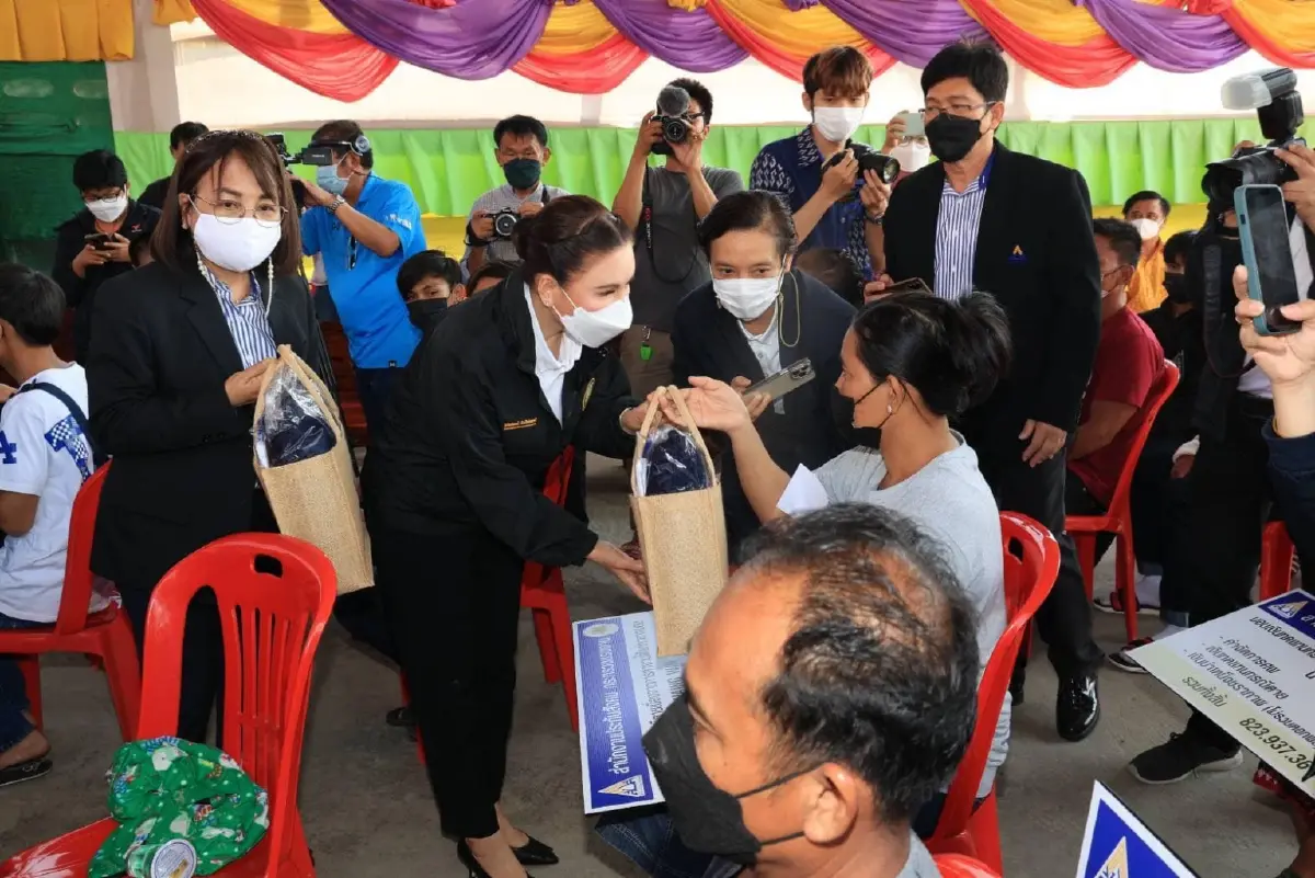 นางธิวัลรัตน์ อังกินันทน์ ที่ปรึกษารัฐมนตรีว่าการกระทรวงแรงงาน