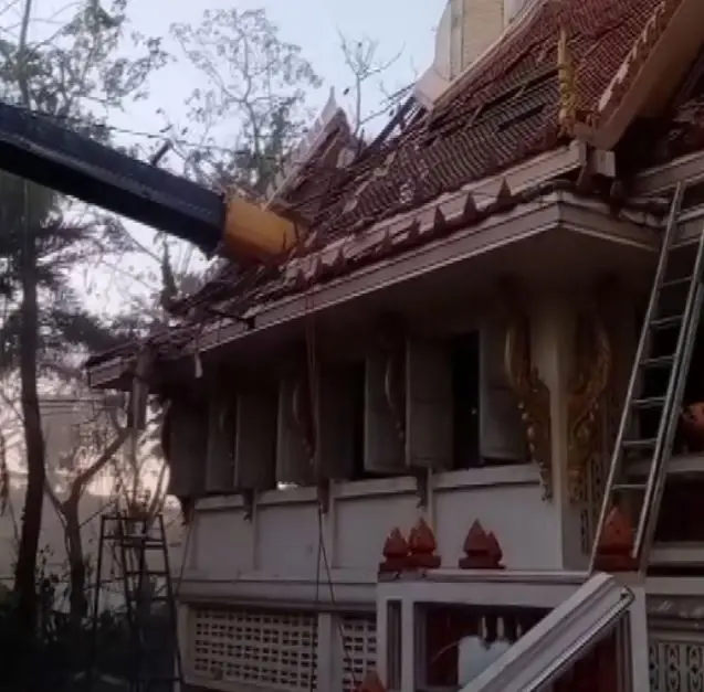 พระหนีกระเจิง! เครนล้มทับเมรุ-ศาลาวัด พังถล่ม เสียหายกว่า 3 ล้าน (มีคลิป)
