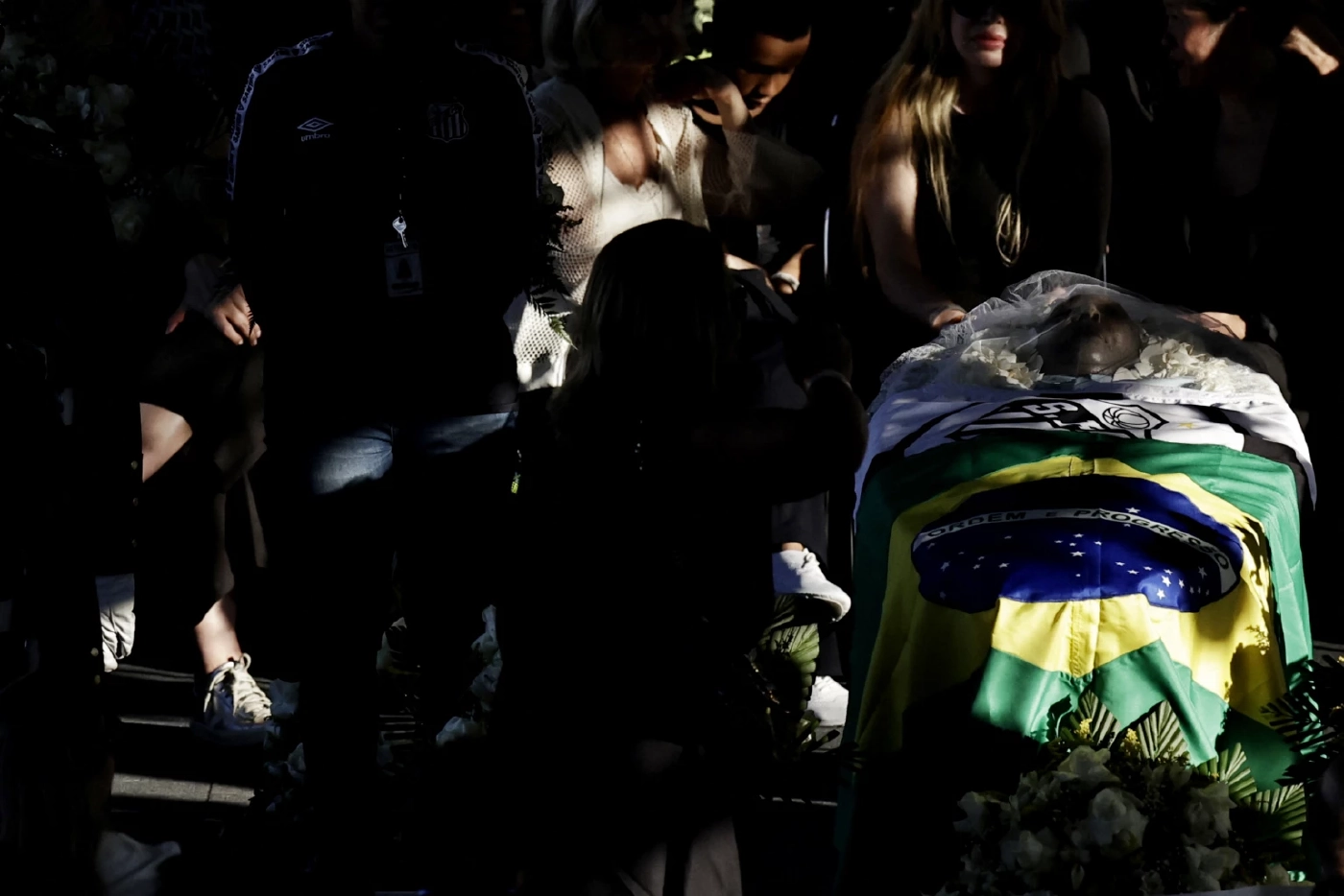 ประมวลภาพแฟนบอลนับหมื่นแห่ร่วมพิธีศพ "เปเล่" 