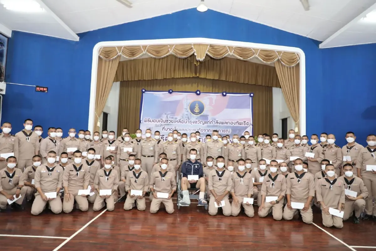 ผบ.ทร. มอบเงินช่วยเหลือกำลังพลบาดเจ็บ-ประสบภัย "ร.ล.สุโขทัย" อับปาง