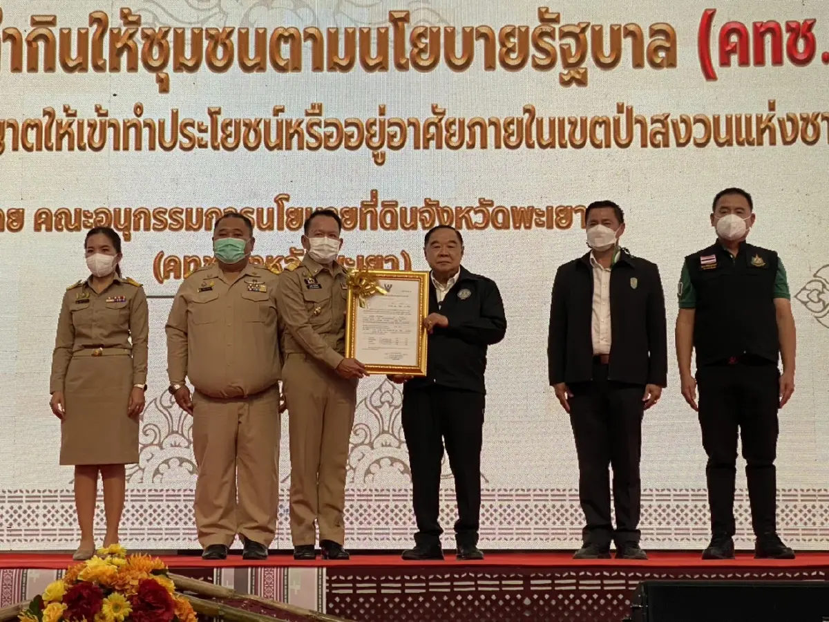 ซีนเด็ด! “ธรรมนัส” ยกทีมเศรษฐกิจไทย  คุกเข่าไหว้ “บิ๊กป้อม” (มีคลิป)