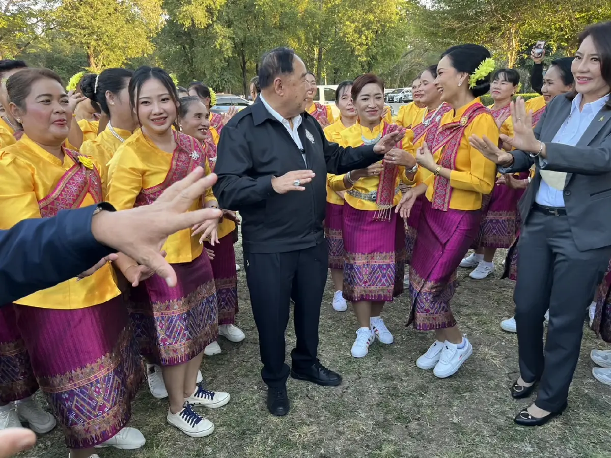 “บิ๊กป้อม” ลุย “นครสวรรค์” ชาวบ้านเทใจหนุนเป็นนายกฯ คนที่ 30