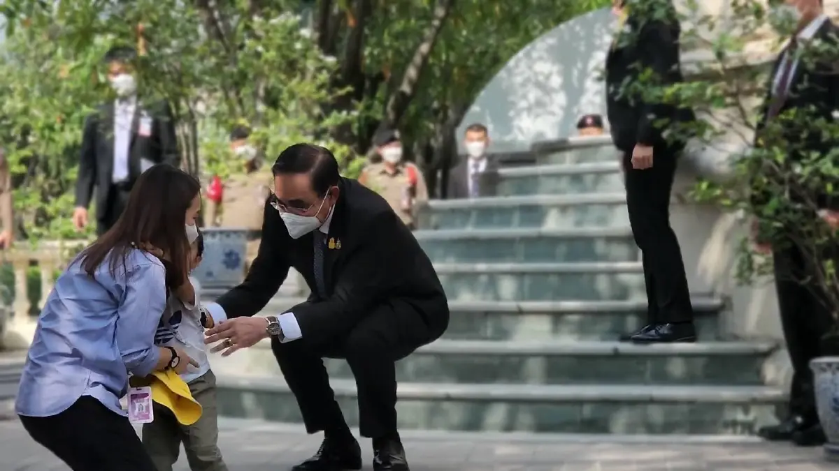 “บิ๊กตู่” อารมณ์ดี ทักลูกนักข่าว เจอทักเป็น "พล.อ.อนุพงษ์" ถึงกับไปไม่ถูก