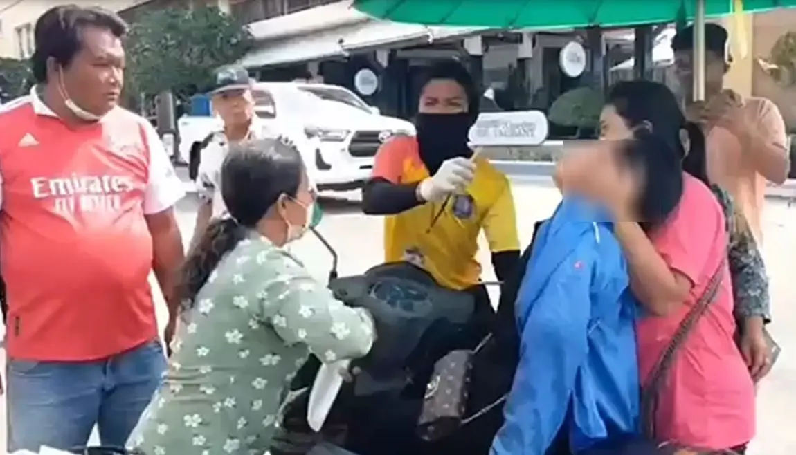 ระทึก! แบคโฮเกี่ยวสายไฟ กระชากป้ายบอกทางเมืองพัทยา ล้มทับชาวบ้านเจ็บ