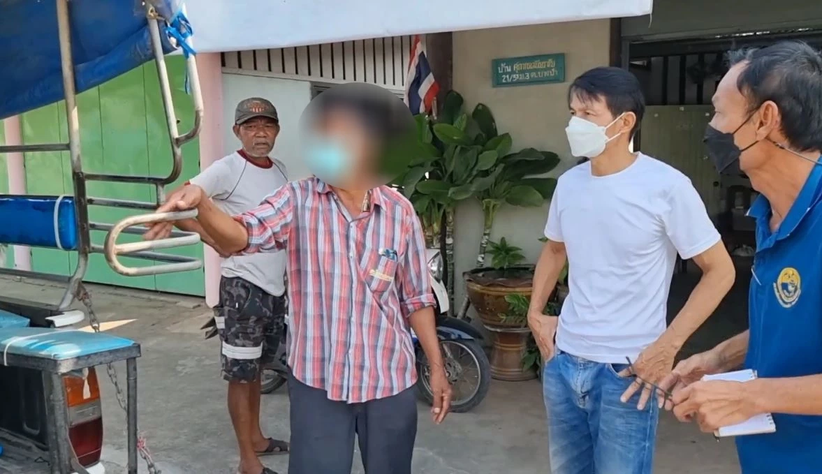 โชเฟอร์รถบรรทุกหัวร้อน จี้ท้าย-ปาดหน้า รถรับส่งนักเรียน ลากคนขับลงมาต่อย