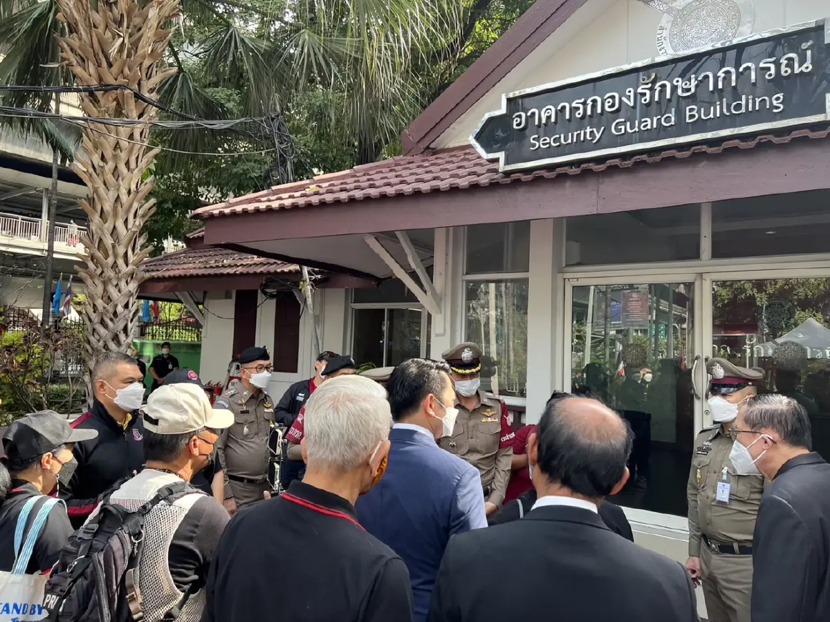 "หมอเหวง" พร้อมคณะ บุกสตช. จี้ "ผบ.ตร." เร่งรัดคดีคนเสื้อแดงปี 53