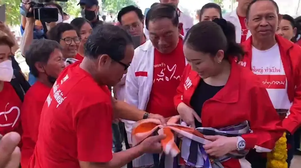 “อุ๊งอิ๊งค์” อุ้มท้อง! หาเสียงที่ “อุดรฯ” ชาวบ้านผูกผ้าขาวม้าต้อนรับ