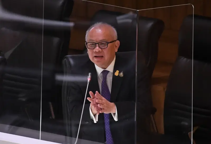 นายสุพัฒนพงษ์ พันธ์มีเชาว์ รองนายกรัฐมนตรี และ รมว.พลังงาน 