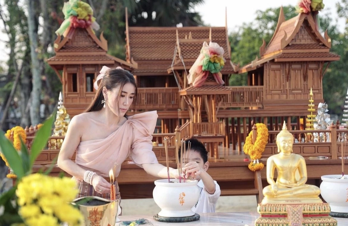 เจาะลึกบ้านใหม่ของแม่สามี “เอิร์น ณัชชา” ใหญ่โตระดับคฤหาสน์ (มีคลิป)