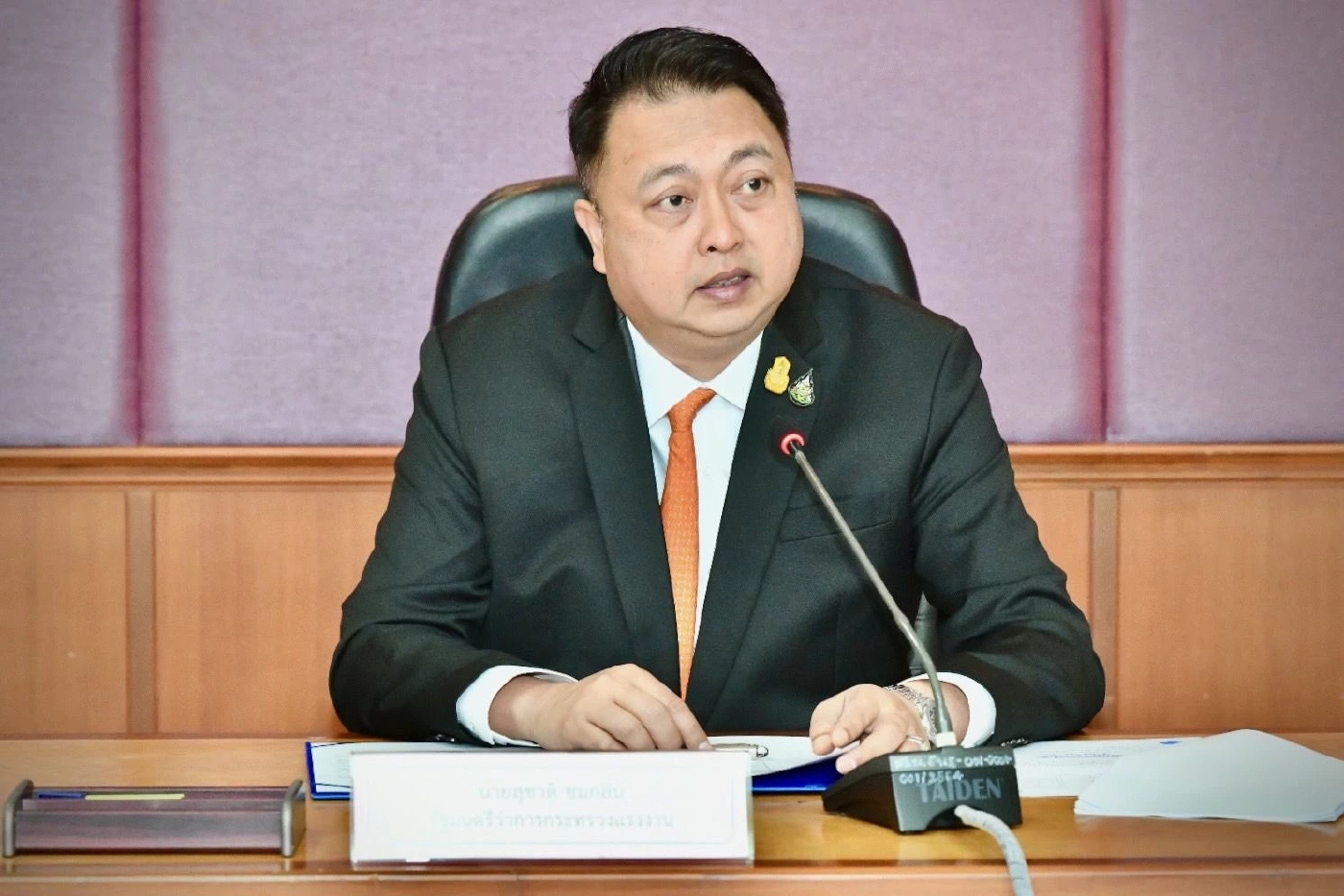 นายสุชาติ ชมกลิ่น รัฐมนตรีว่าการกระทรวงแรงงาน