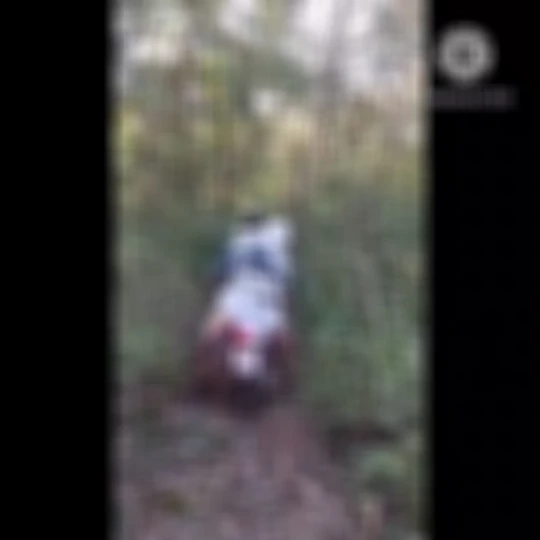 ชื่นชมกู้ภัย ผูกศพติดหลัง ขี่จักรยานยนต์ออกจากป่า นำส่งนิติเวช