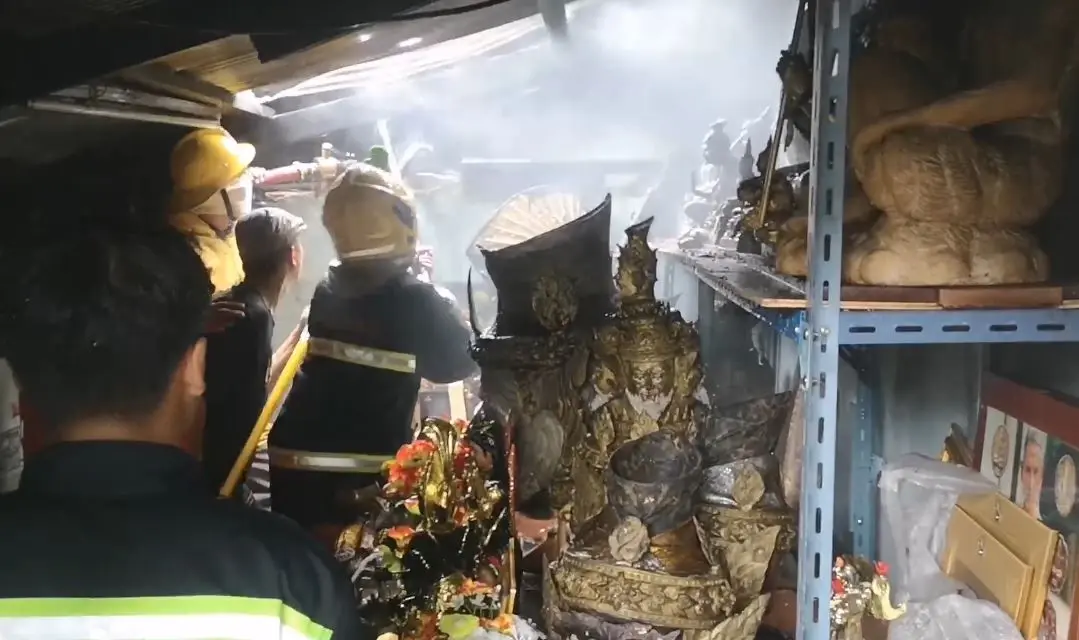 ไฟไหม้บ้านร่างทรงวอดทั้งหลัง สลด! สุนัขหนีไม่ทัน ถูกไฟคลอกตาย