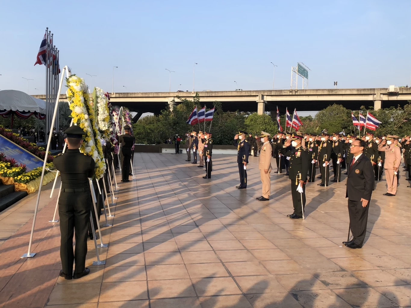 "ผบ.เหล่าทัพ-ตำรวจ" ร่วมพิธีวันกองทัพไทย ถวายสัตย์ปฏิญาณต่อธงชัยเฉลิมพล