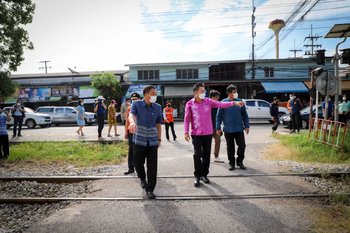 สลด! สาวจีนขับกระบะตกหลุมรางรถไฟ ม้าเหล็กเสยกลางลำ ดับพร้อมลูก 1 ขวบ