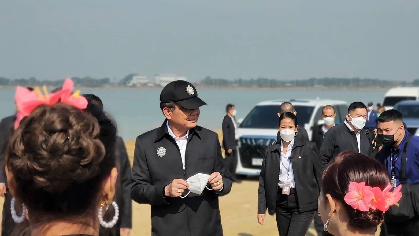 "บิ๊กตู่" ลุยตรวจราชการนครสวรรค์ ขอโทษชาวบ้านถึงช้า เหตุเครื่องบินขัดข้อง