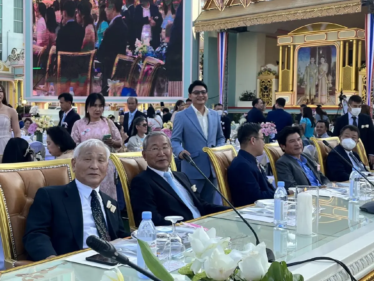 ทีมผู้บริหารเนชั่นกรุ๊ป หลักสูตร WOW อวยพรฉลองครบรอบ 92 ปี ดร. ปัญญา โชติเทวัญ